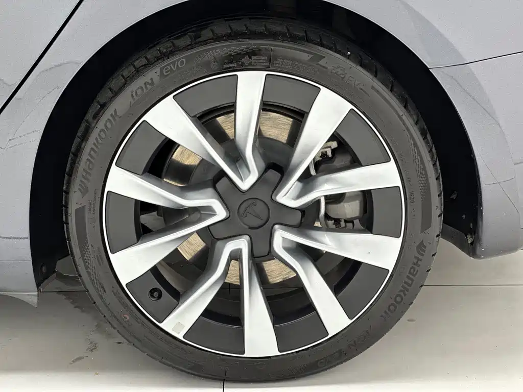 Tesla Model 3 — миниатюра 17