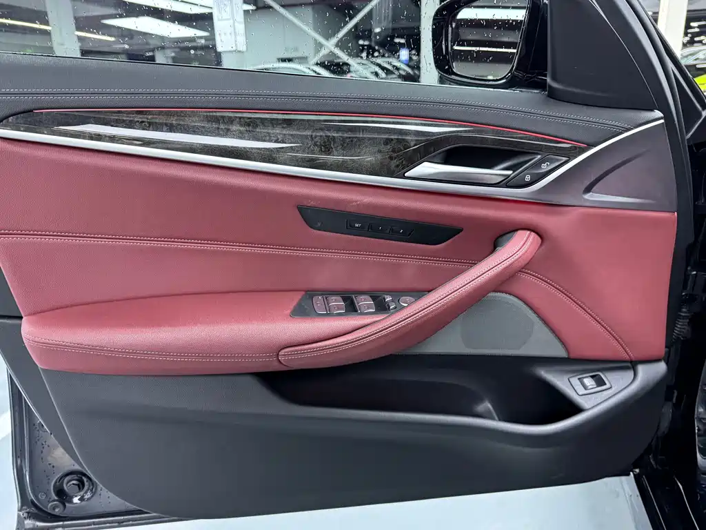 BMW 5 Series — миниатюра 12