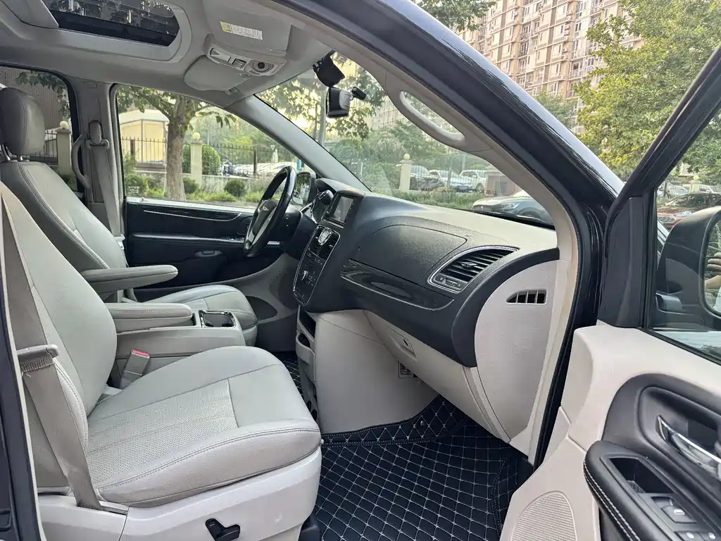 Chrysler Grand Voyager (Import) — миниатюра 19