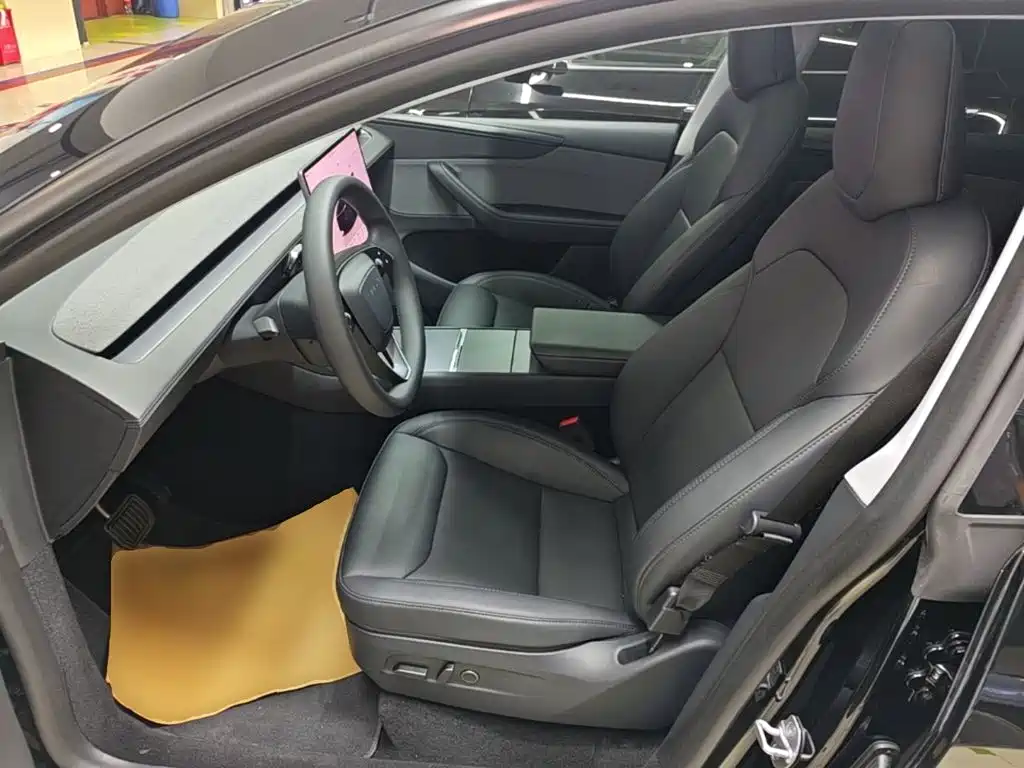 Tesla Model Y — миниатюра 15