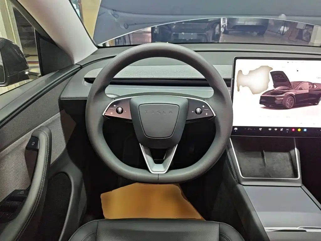 Tesla Model Y — миниатюра 11