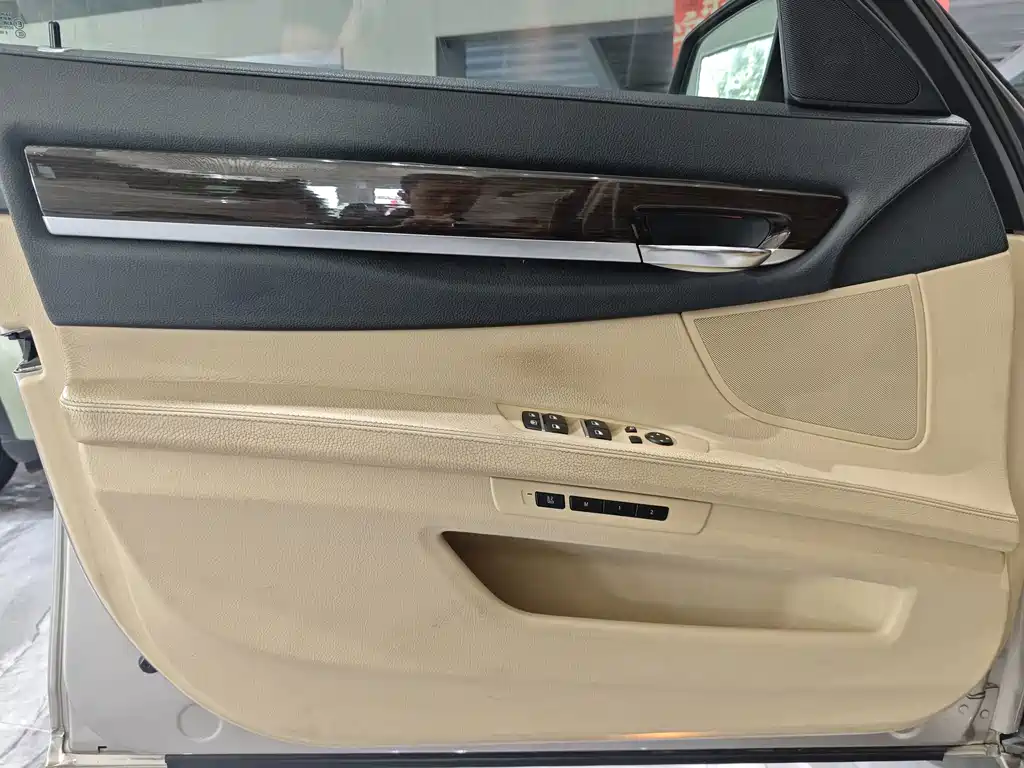 BMW 7 Series — миниатюра 17