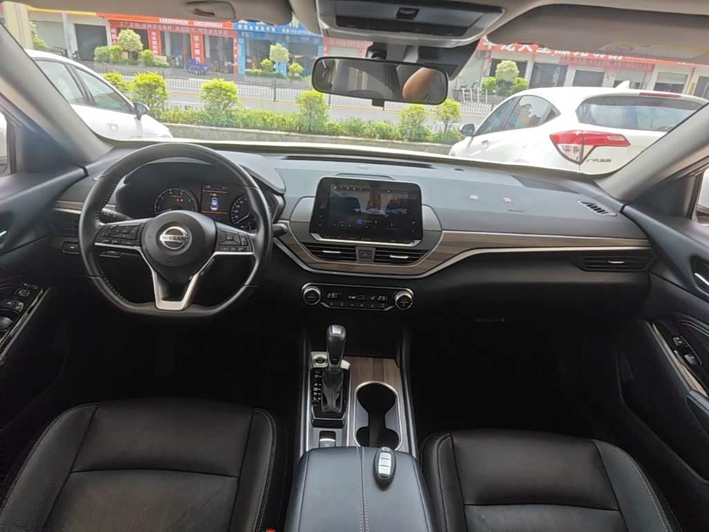 Nissan Teana 2.0 л 2021 г. Белый, пробег 32100 км