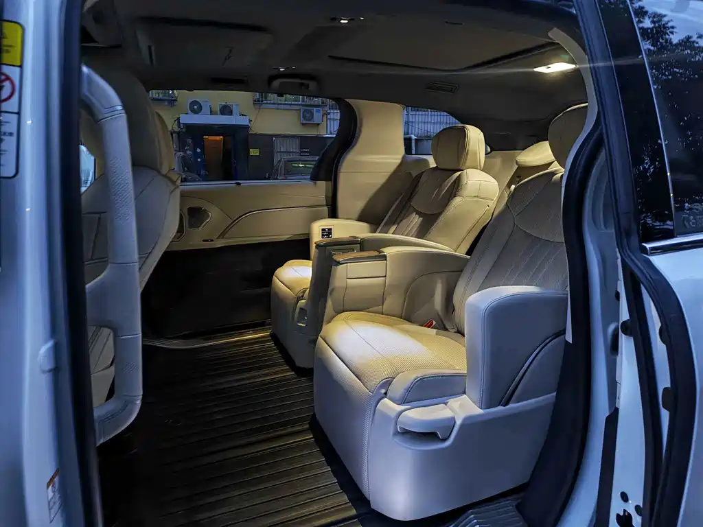 Toyota Sienna — миниатюра 14