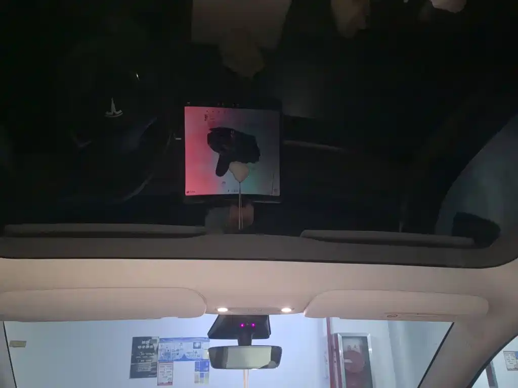 Tesla Model Y — миниатюра 15
