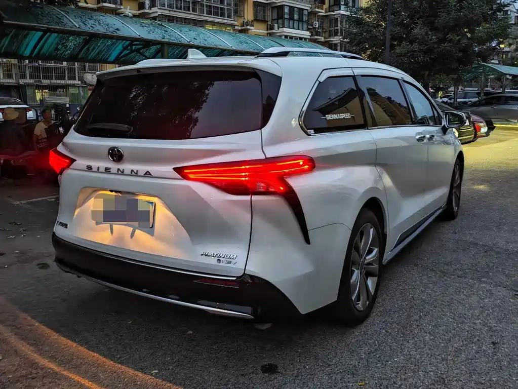 Toyota Sienna — миниатюра 3