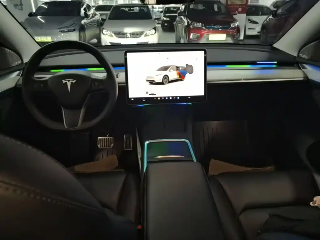 Tesla Model Y — миниатюра 10