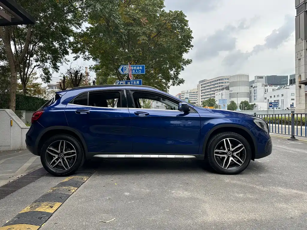 MERCEDES-BENZ GLA