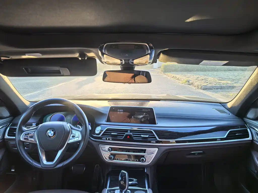 BMW 7 Series — миниатюра 23