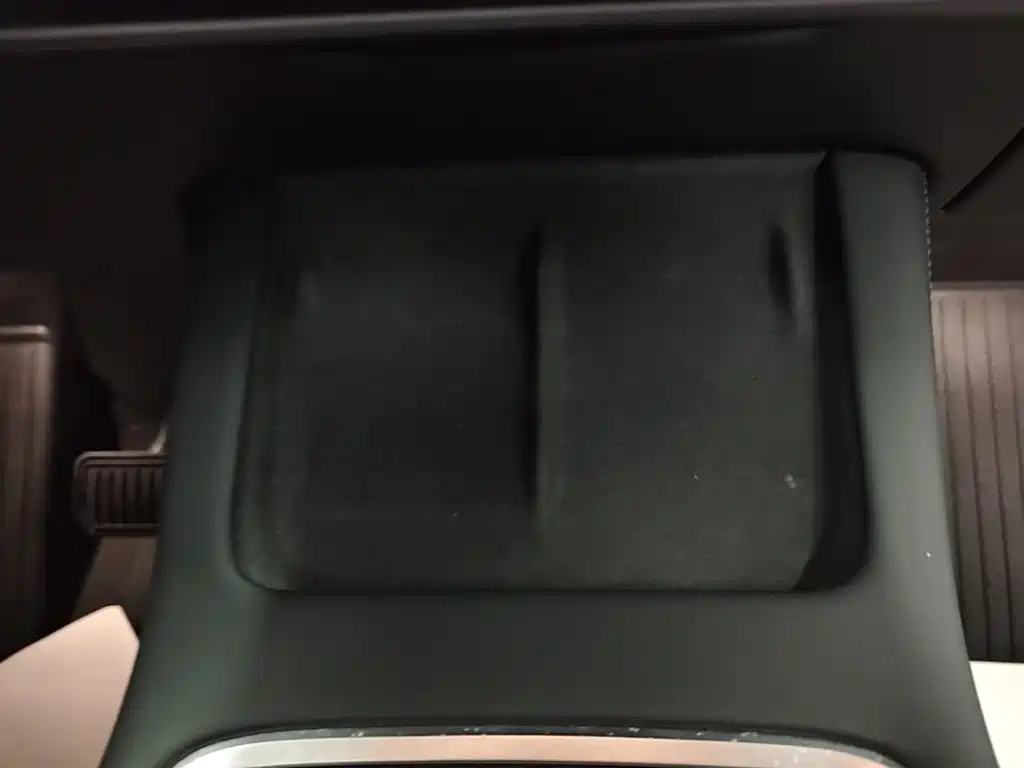 Tesla Model Y — миниатюра 9