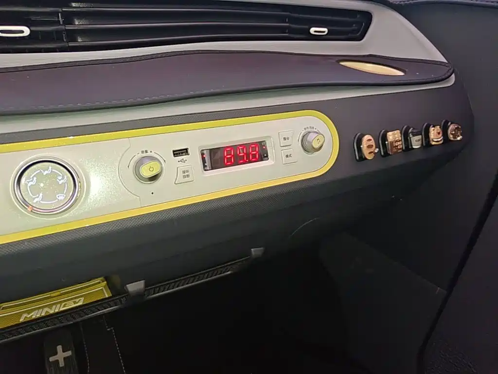 Wuling MINIEV — миниатюра 13