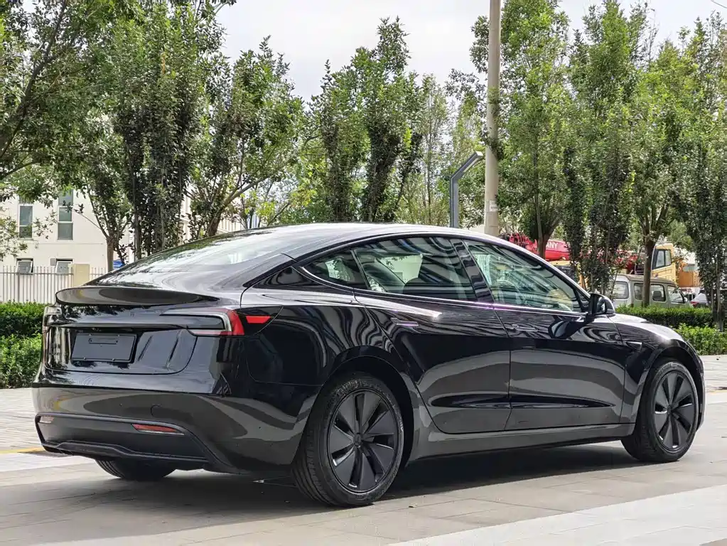 Tesla Model 3 — миниатюра 7
