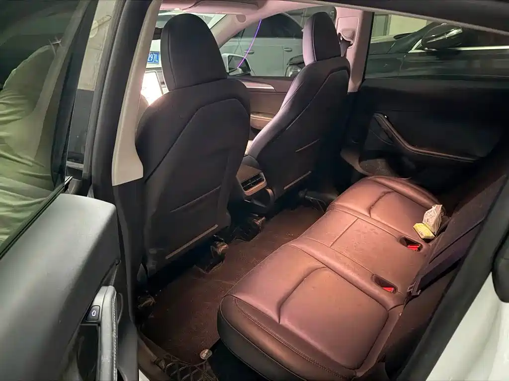 Tesla Model Y — миниатюра 5