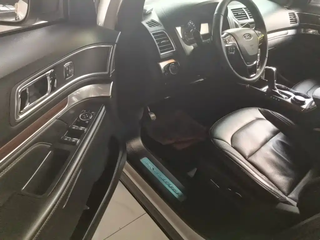 Ford Explorer (Import) — миниатюра 16