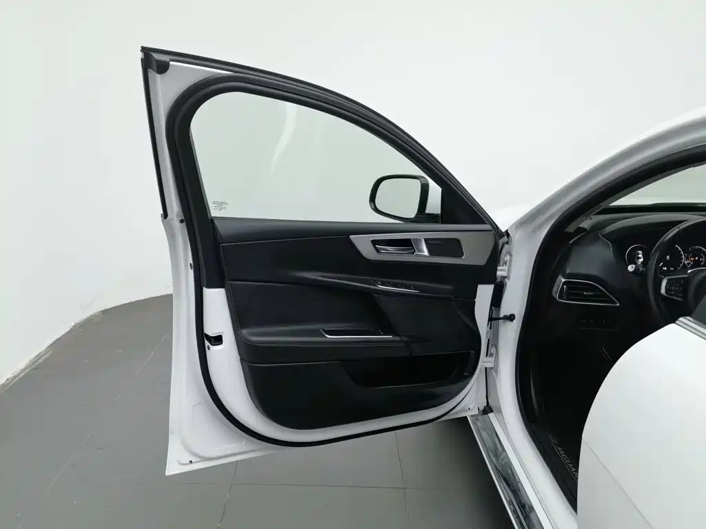 Jaguar XEL — миниатюра 8