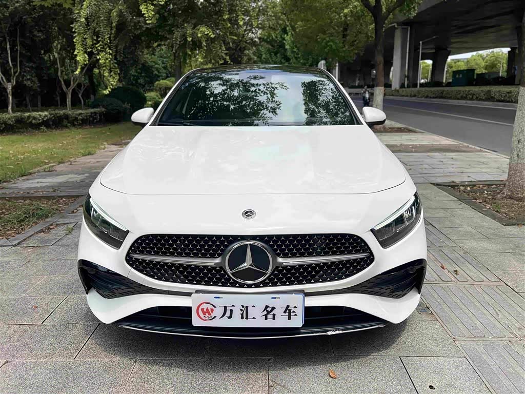Mercedes-Benz A-Class 1.3 л 2024 г. Белый, пробег 35000 км