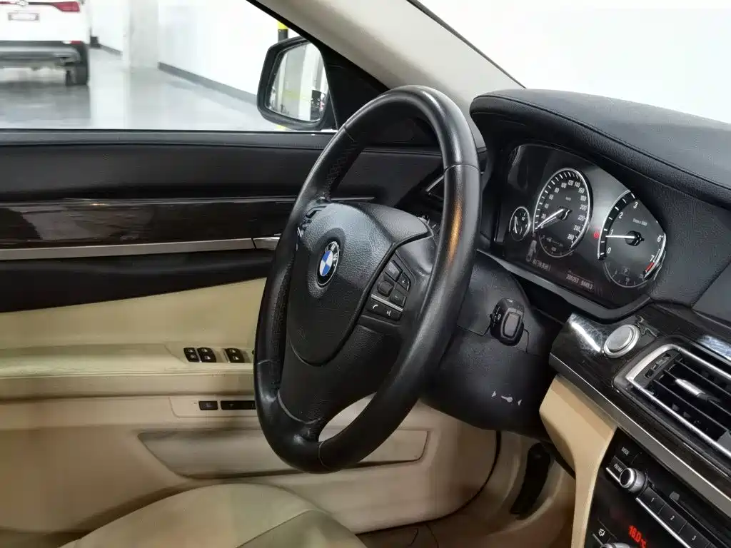 BMW 7 Series — миниатюра 22