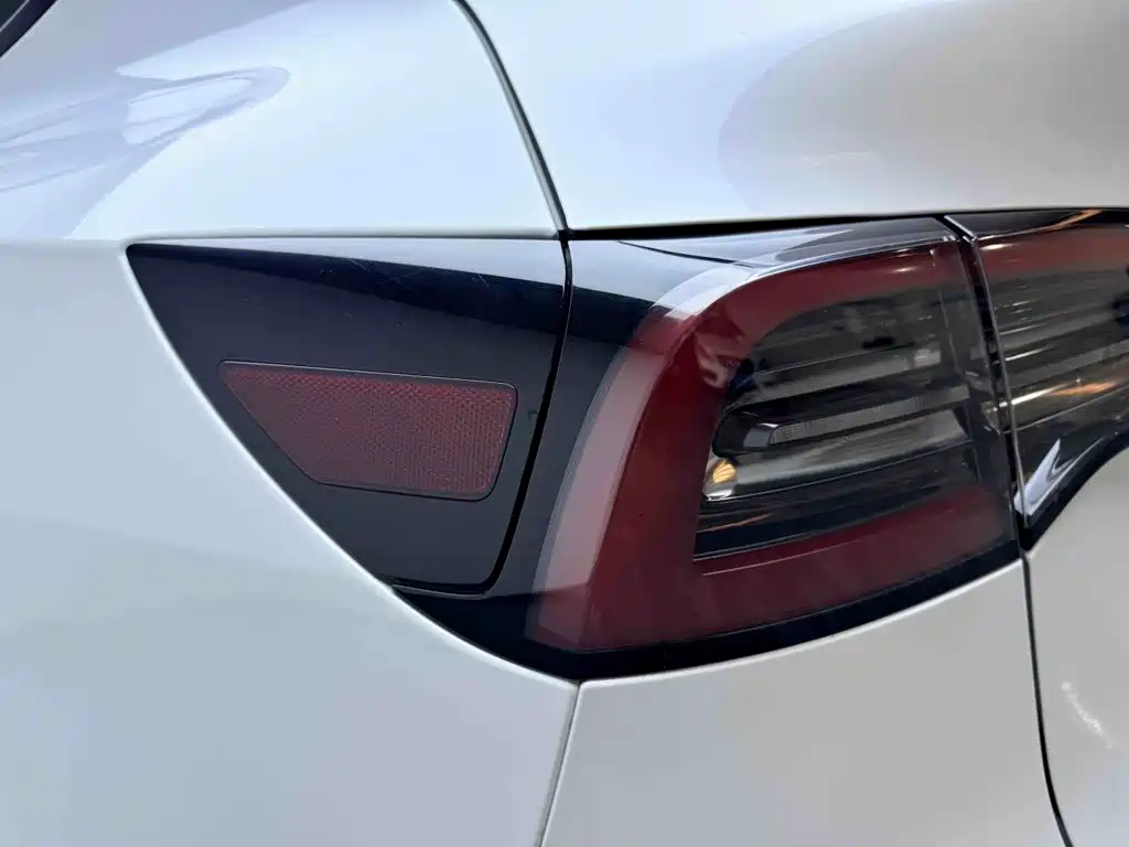 Tesla Model Y — миниатюра 8