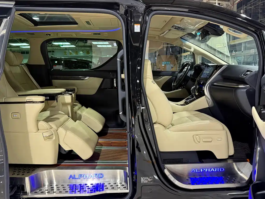 Toyota Alphard — миниатюра 13