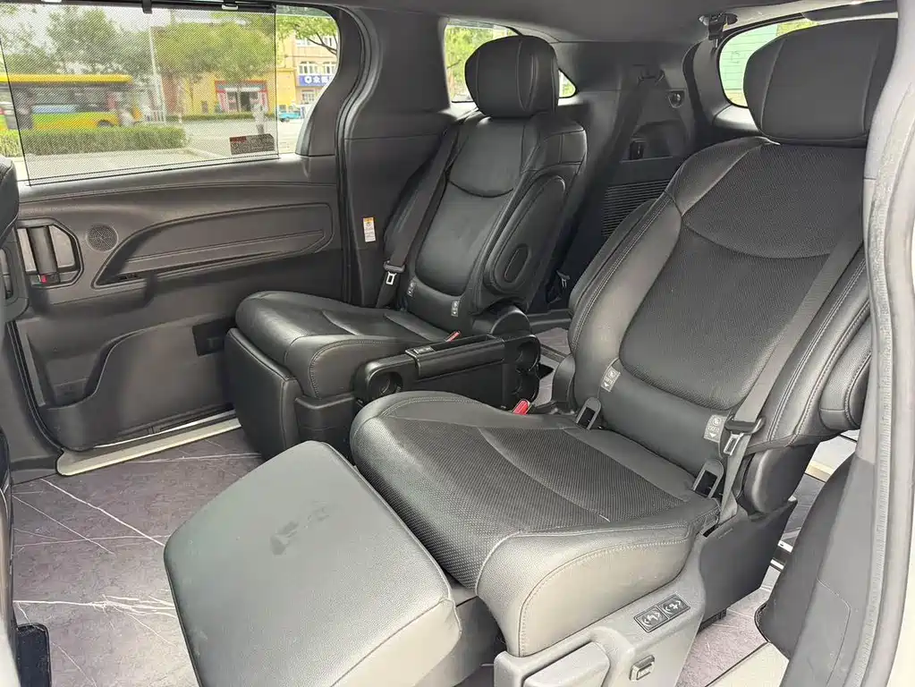 Toyota Sienna — миниатюра 12