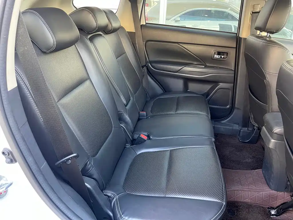 MITSUBISHI OUTLANDER