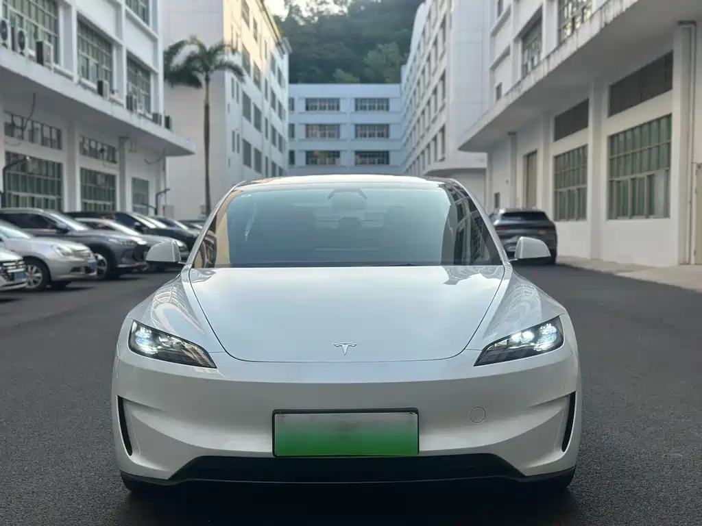 Tesla Model 3 — миниатюра 2