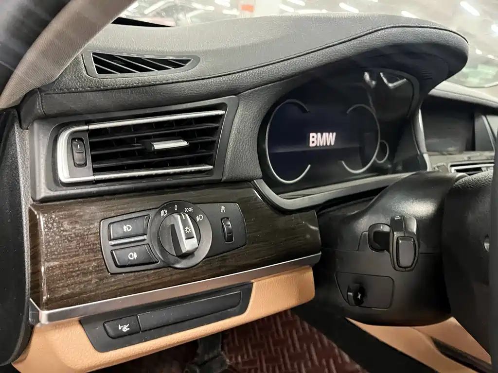 BMW 7 Series — миниатюра 9