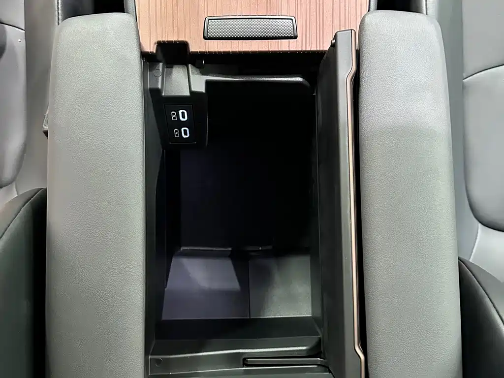 Toyota Granvia — миниатюра 13