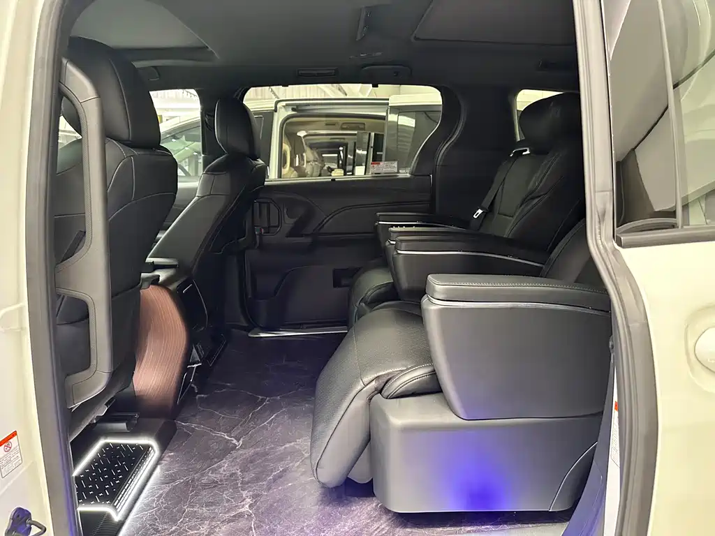 Toyota Granvia — миниатюра 17