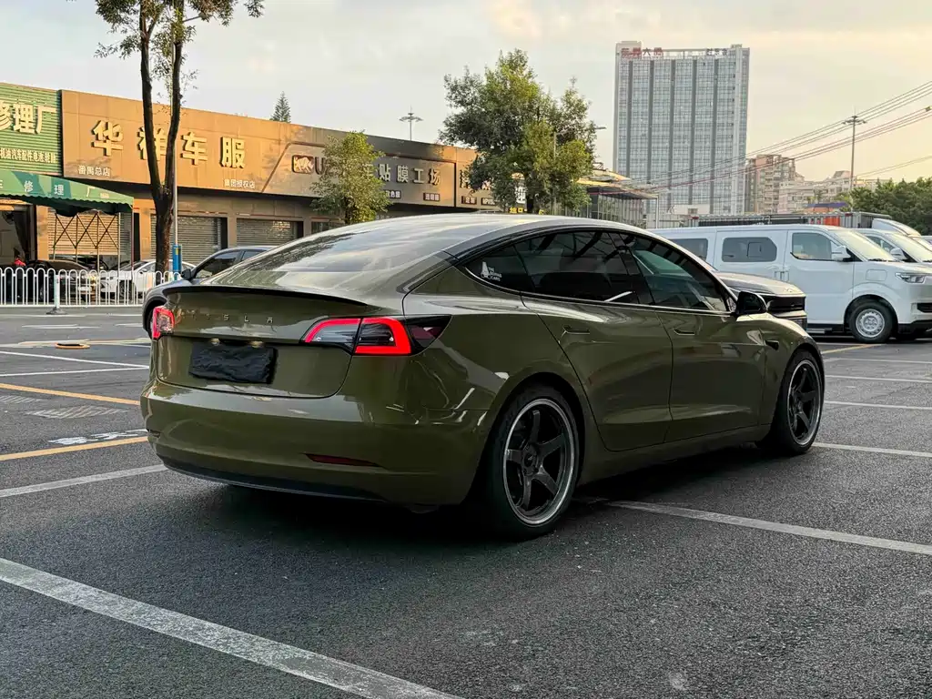 Tesla Model 3 — миниатюра 8