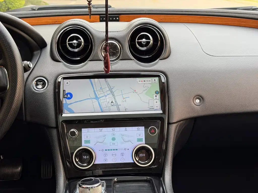 Jaguar XJ — миниатюра 26