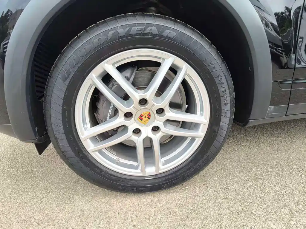 Porsche Cayenne — миниатюра 5