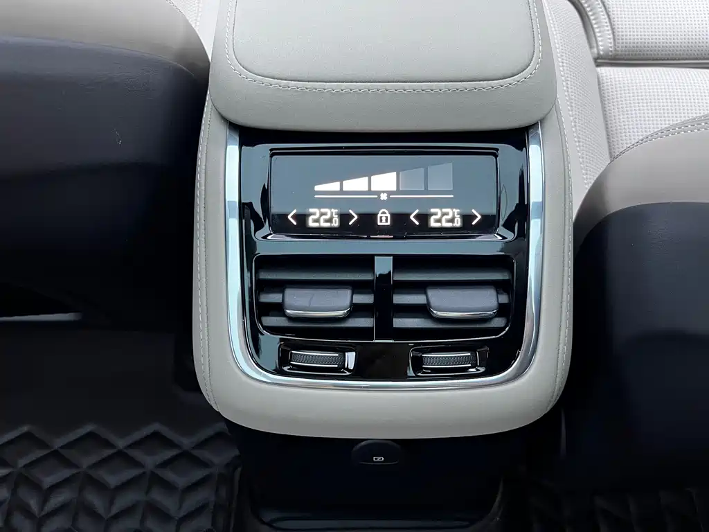 Volvo XC90 PHEV — миниатюра 21