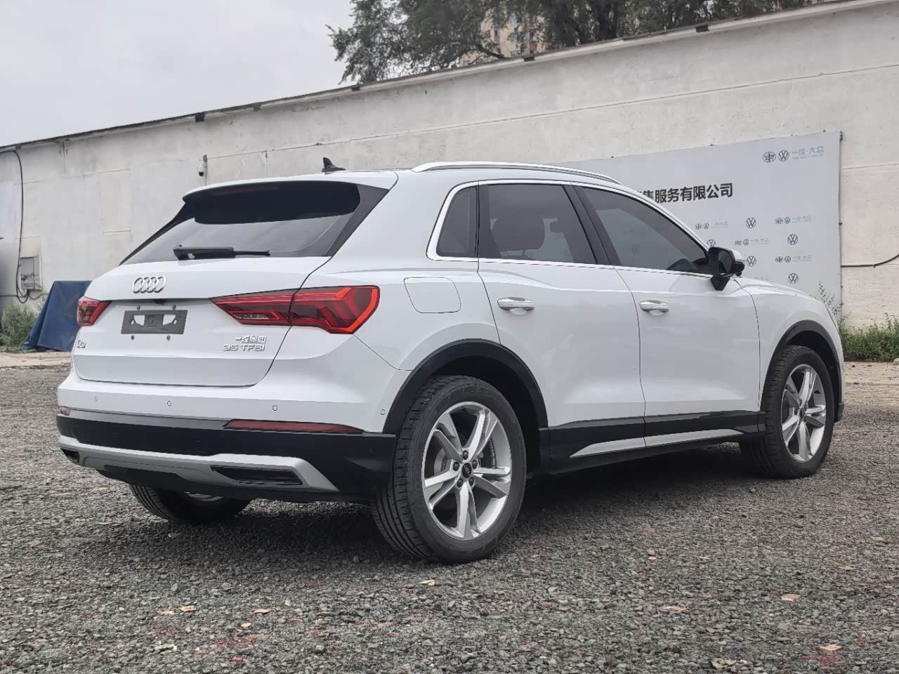 Audi Q3 1.4 л 2022 г. Белый, пробег 7000 км