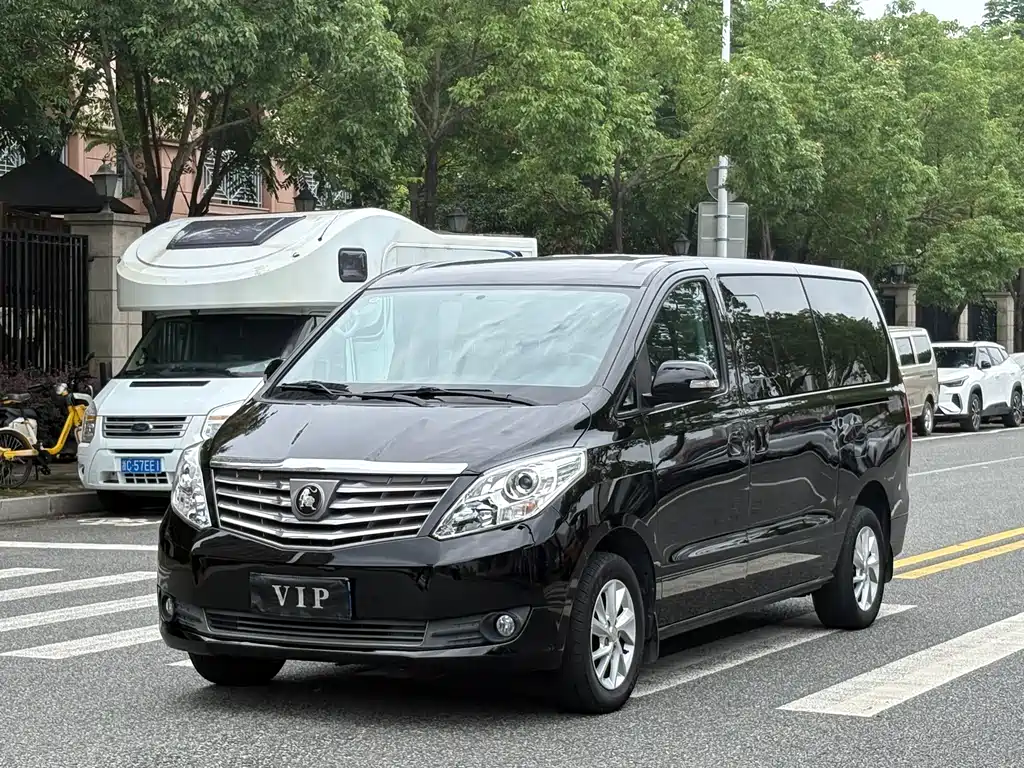 Forthing Lingzhi Plus PLUS 2023 2.0L MT Luxury CNG 7 мест
