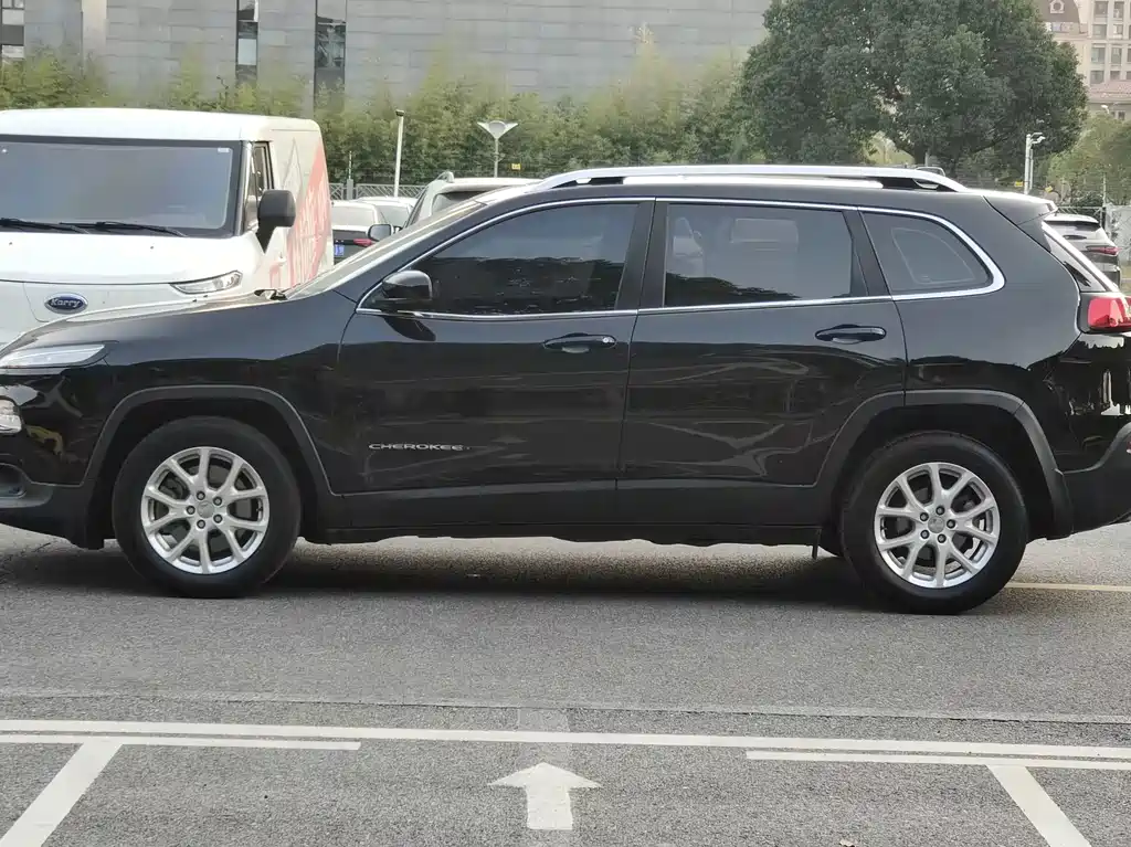 Jeep Cherokee — миниатюра 4