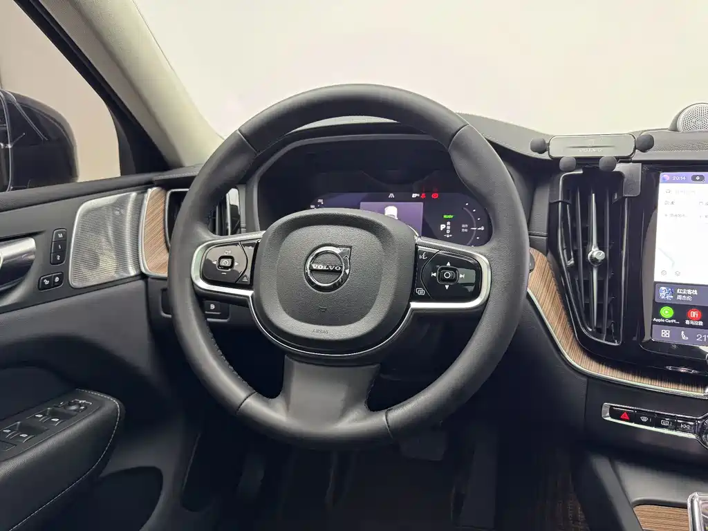 Volvo XC60 PHEV — миниатюра 13