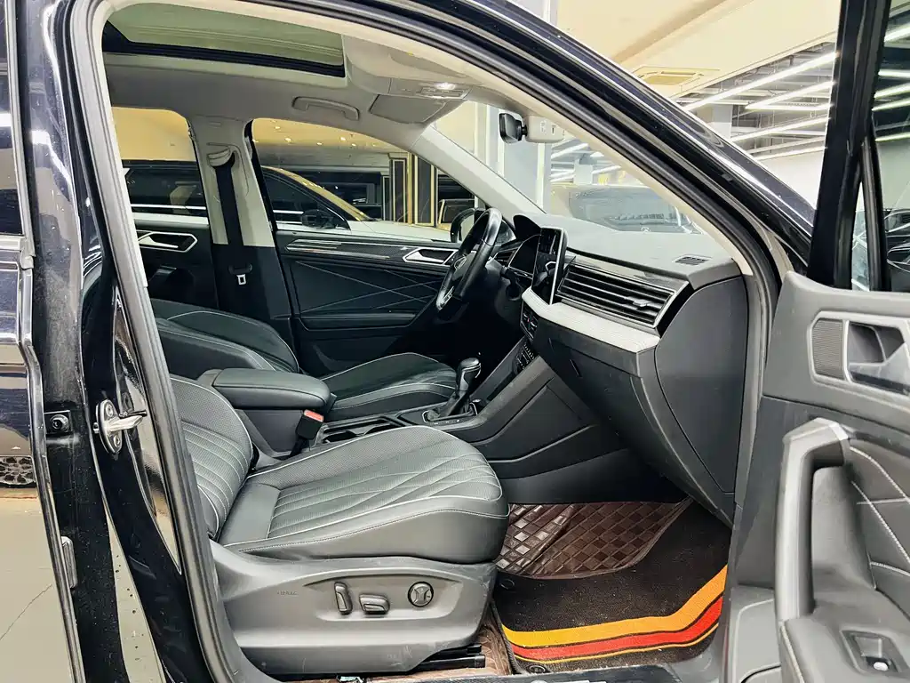 Volkswagen Tiguan L L 2023 330TSI AT R-Line