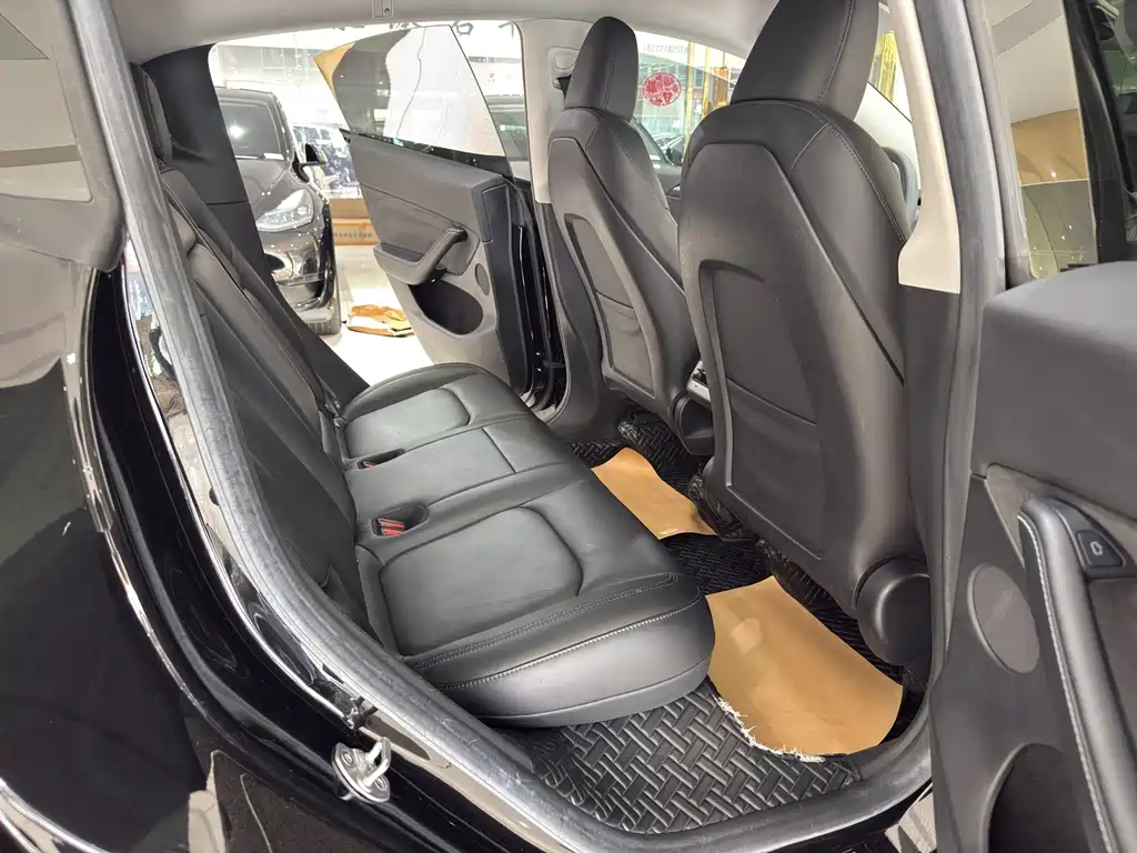 Tesla Model Y — миниатюра 9