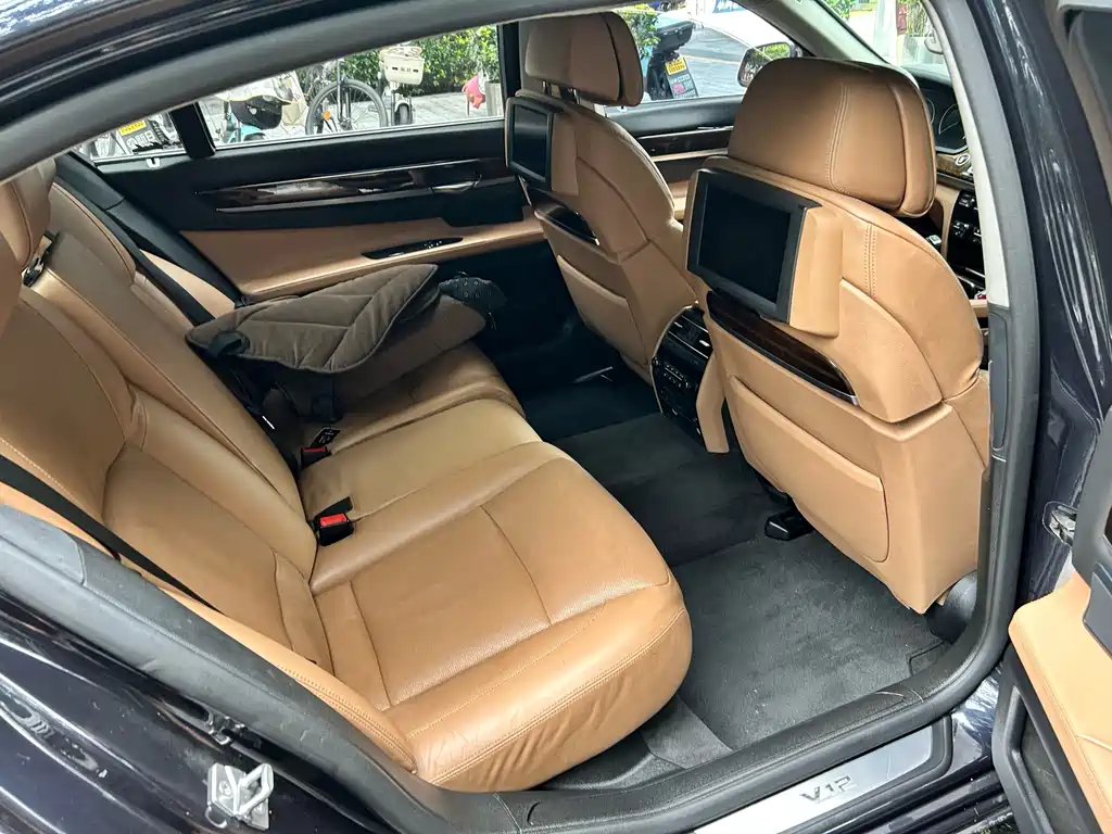 BMW 7 Series — миниатюра 15
