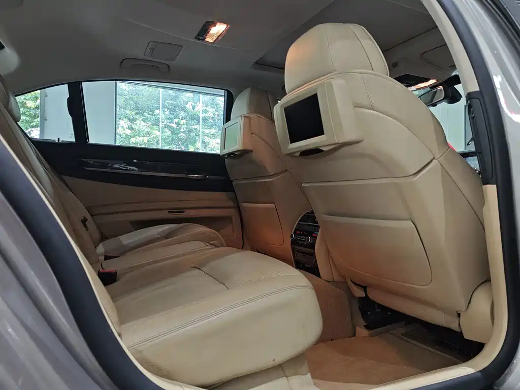 BMW 7 Series — миниатюра 20