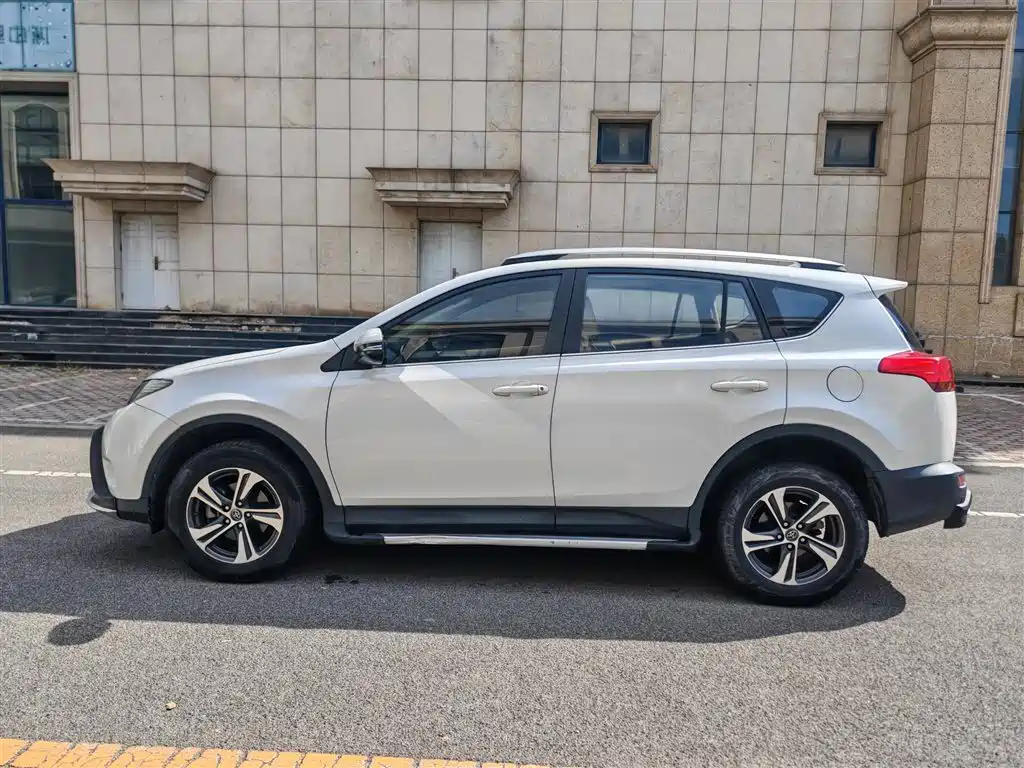 Toyota RAV4 — миниатюра 7