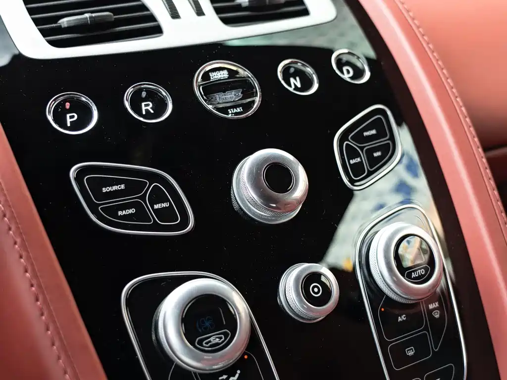 Aston Martin Rapide — миниатюра 17