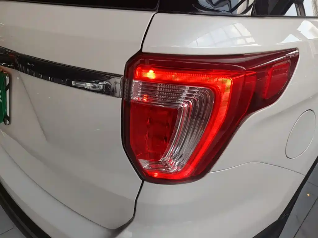 Ford Explorer (Import) — миниатюра 8