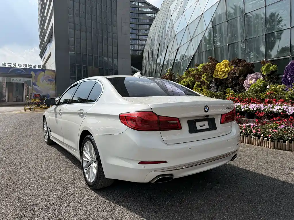 BMW 5 Series — миниатюра 12