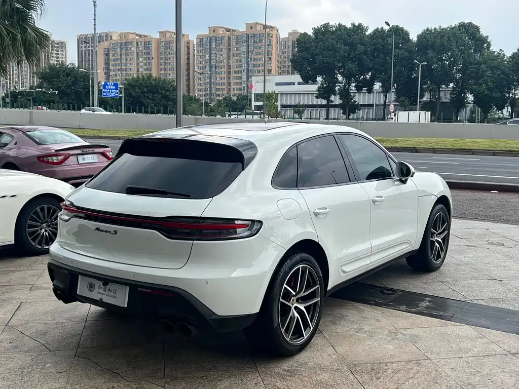 PORSCHE MACAN