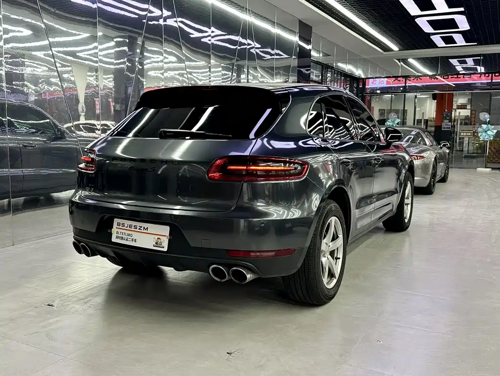 PORSCHE MACAN