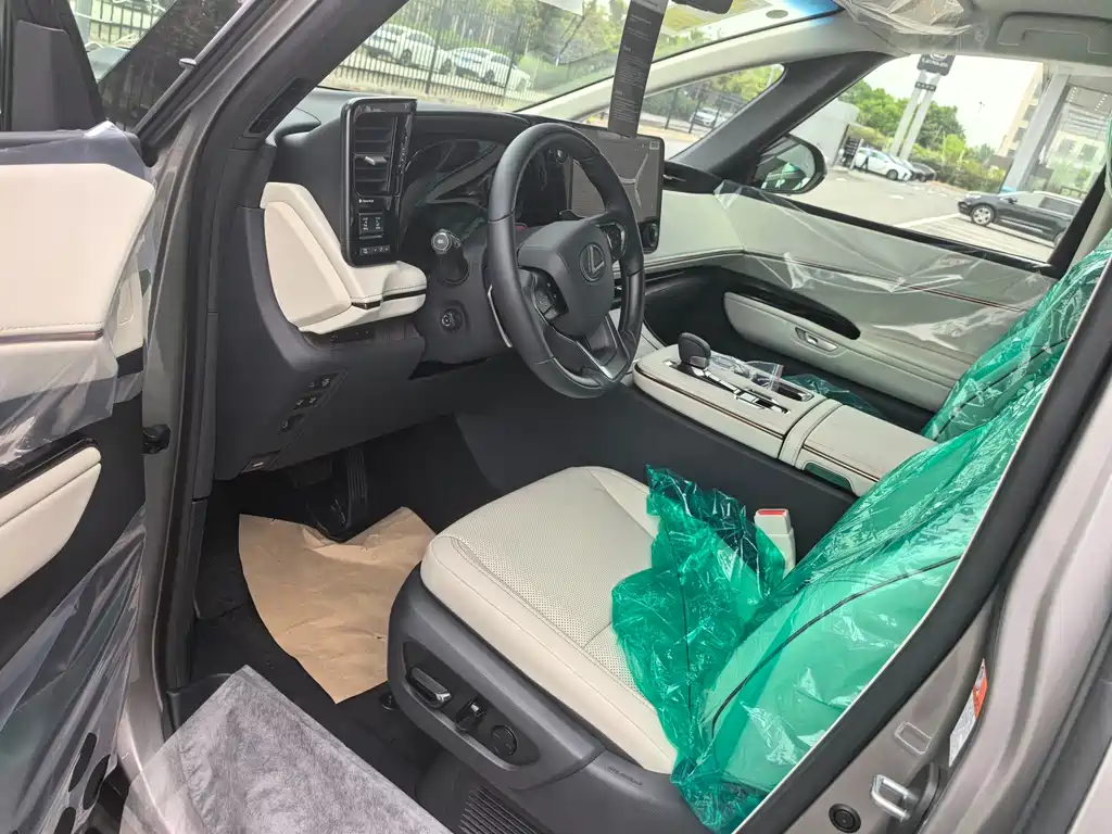 Lexus LM 2025 500h мест