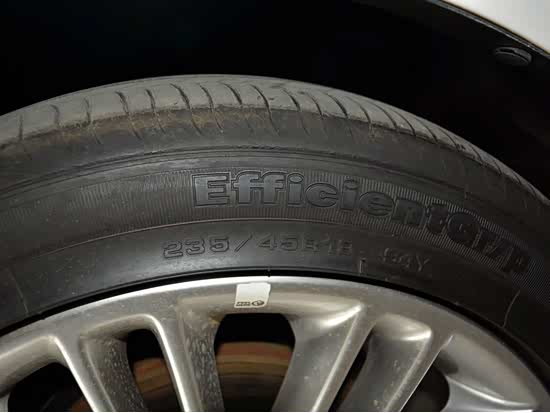 左前轮胎 : 轮胎规格为:235/45r18