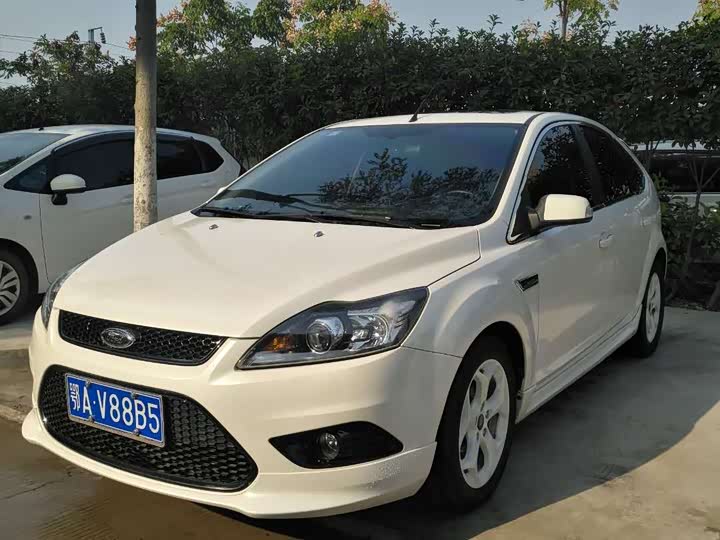 福克斯 2014款 两厢经典 1.8l 自动酷白典藏版